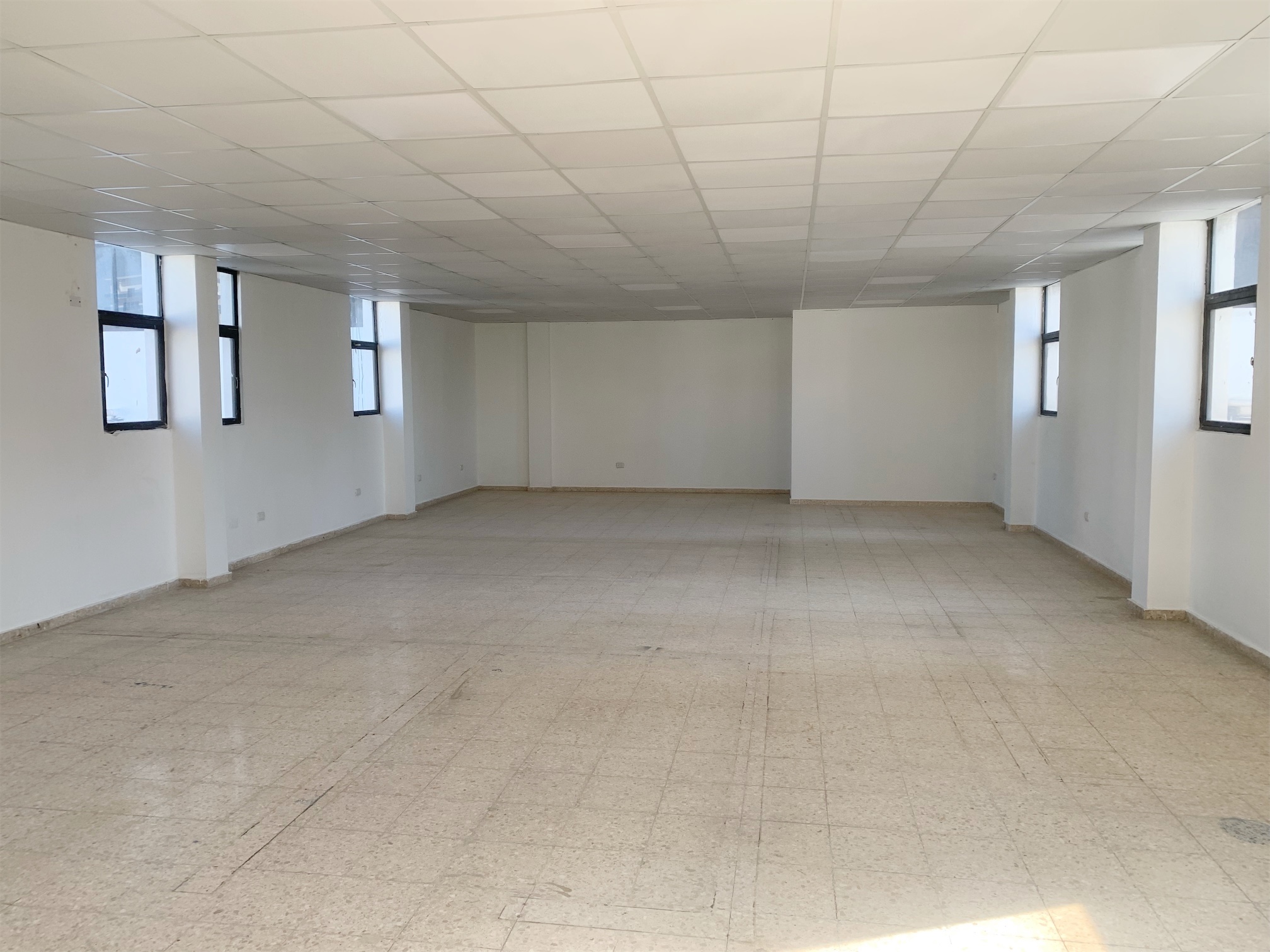 oficinas y locales comerciales - Local con espacio abierto en Naco 5