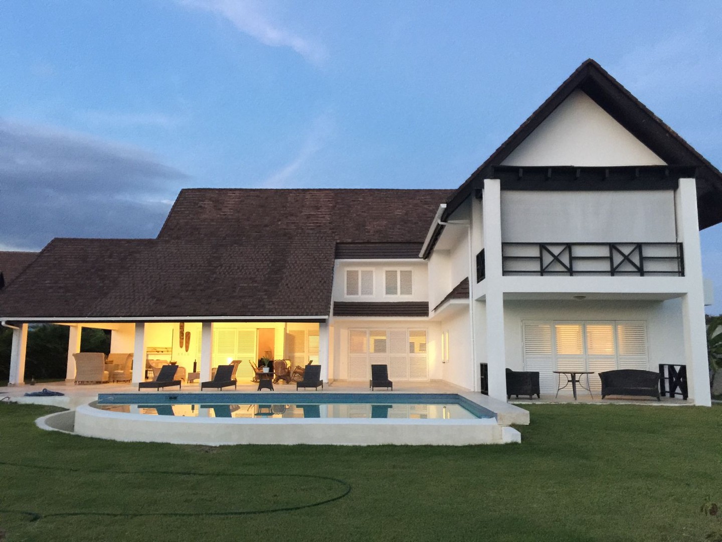 casas vacacionales y villas - Villa 2 niveles en punta cana 2,200 mts 
 4