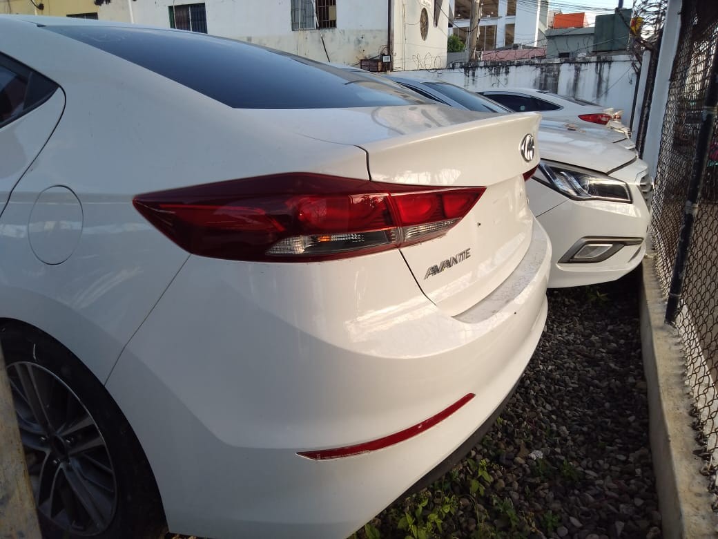 carros - HYUNDAI AVANTE 2017 BLANCODESDE: RD$700,100.00 4