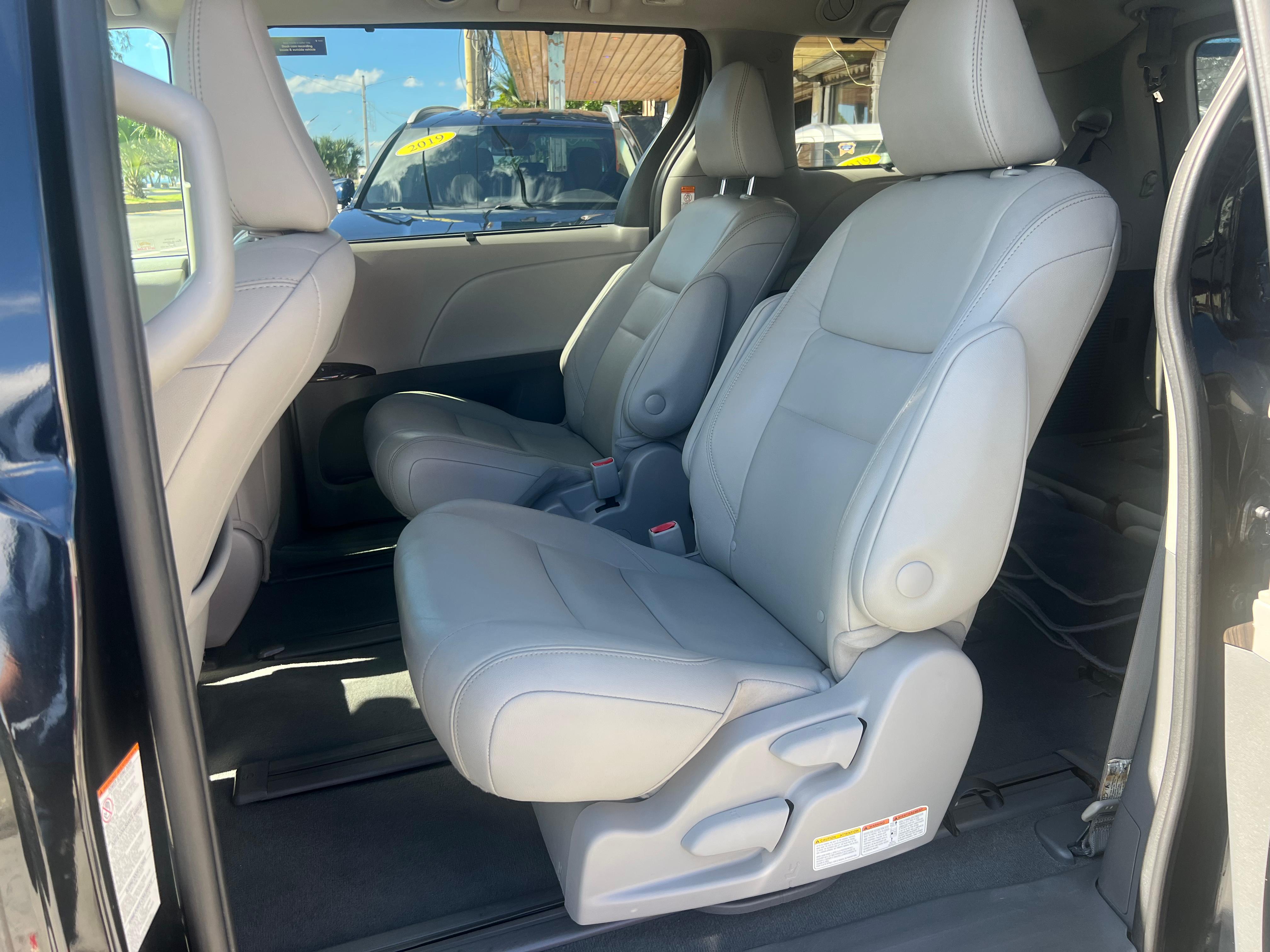 jeepetas y camionetas - Toyota Sienna XLE 2020 5