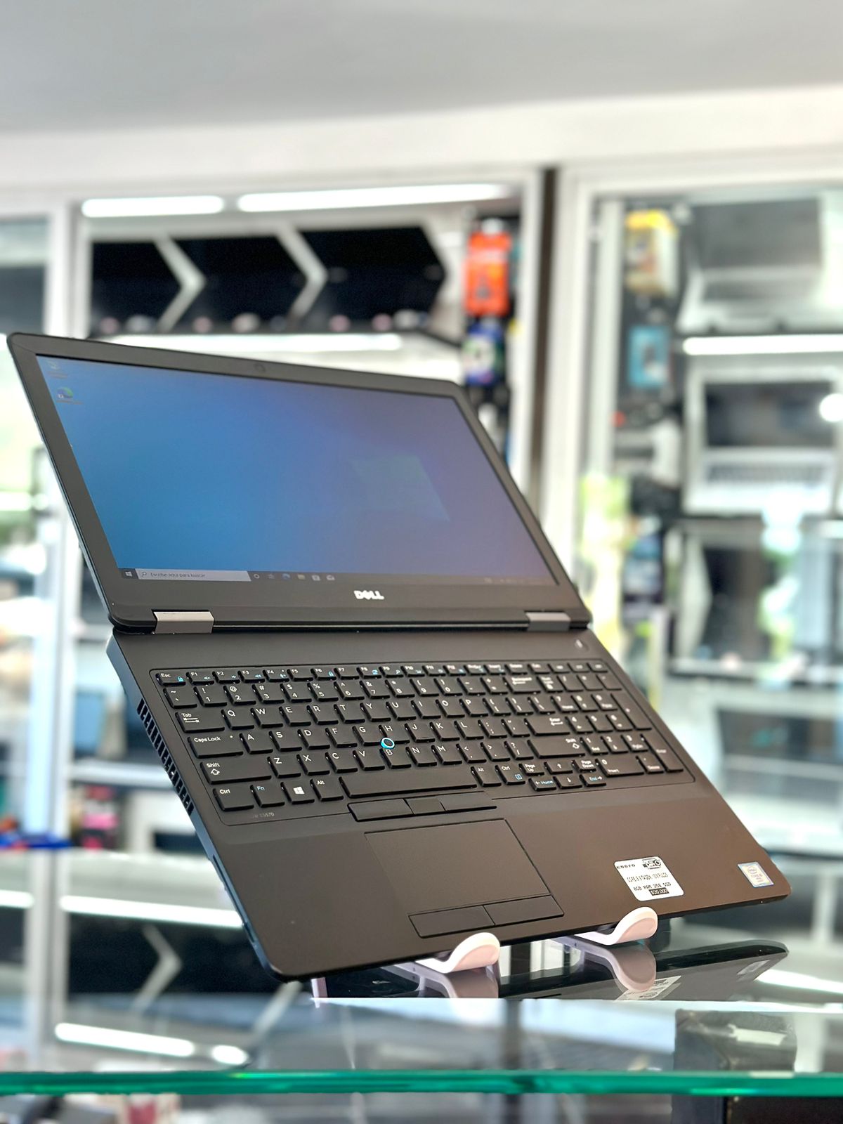 computadoras y laptops - Laptop Dell 15.6 pulgadas e5570