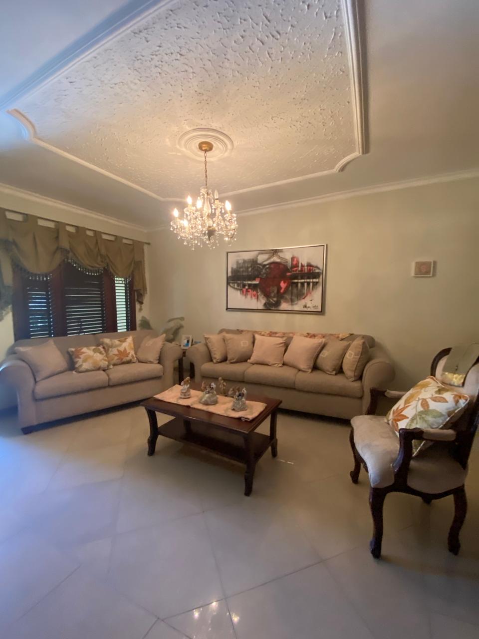 casas - Casa de dos niveles con una excelente ubicacion en 1