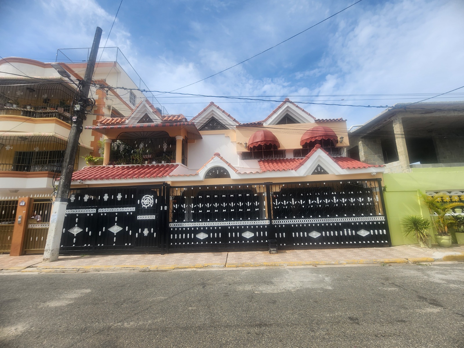 casas - Casa de 3 niveles con jacussi en Auto. San Isidro 1