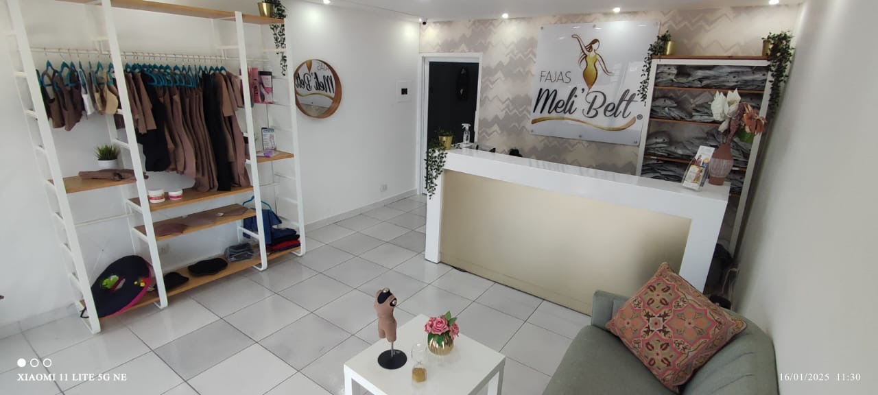 oficinas y locales comerciales - VENDO LOCAL EN PLAZA  COMERCIAL  EN EL  VERGEL  U$