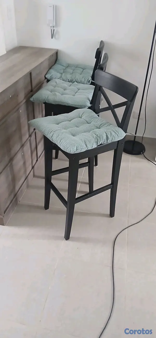 muebles y colchones - Credenza de 4 puertas y 4 gavetas 
3 sillas desayunandor de ikea  11