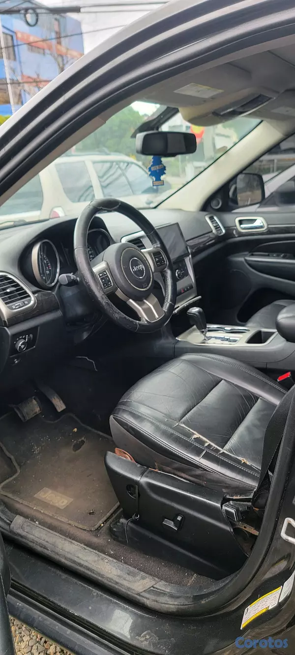 jeepetas y camionetas - JEEP GRAND CHEROKEE LAREDO 2011 4