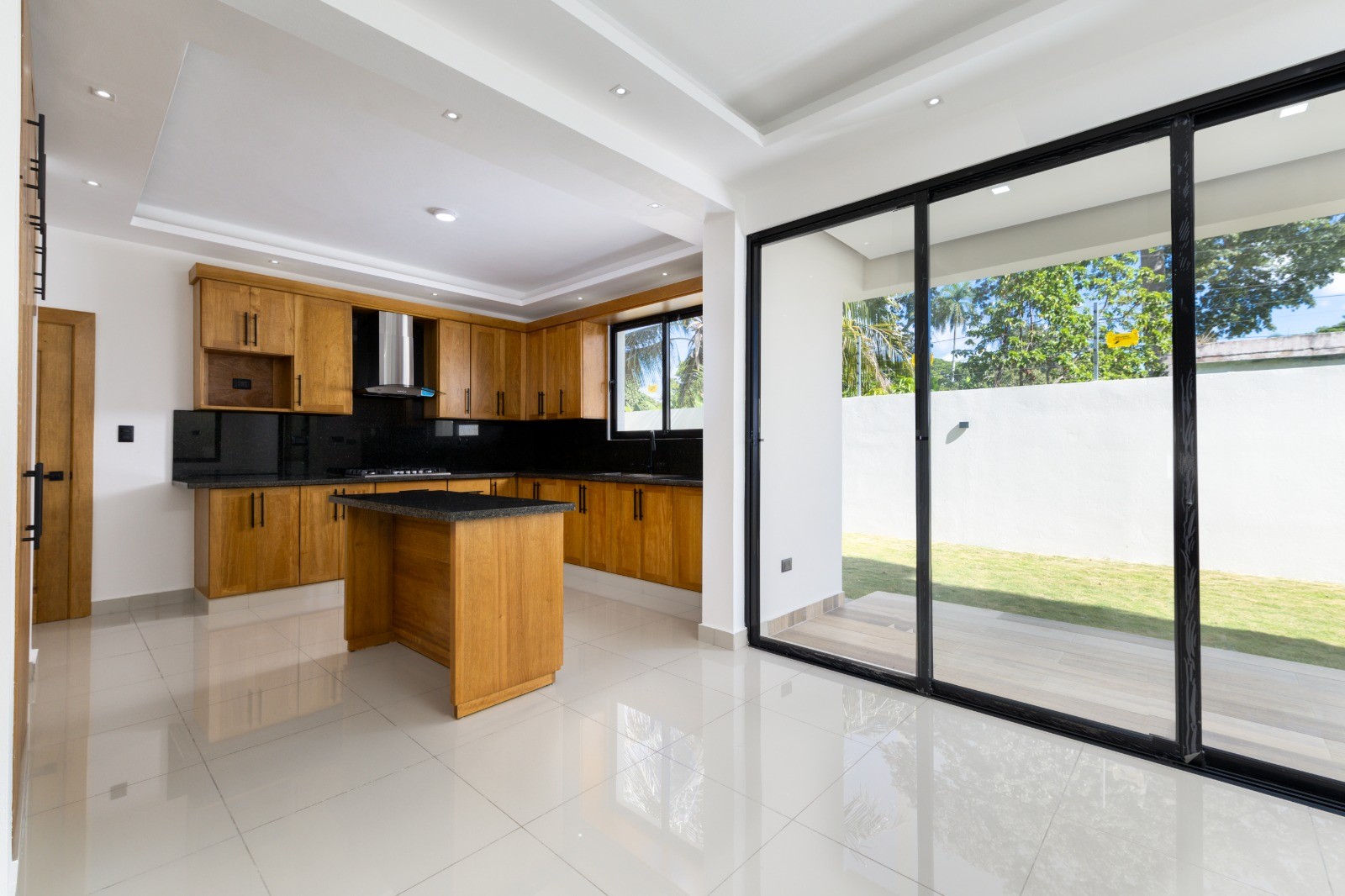 casas - Moderna Vivienda en Residencial Cerrado, Ave. 27 de Febrero 9