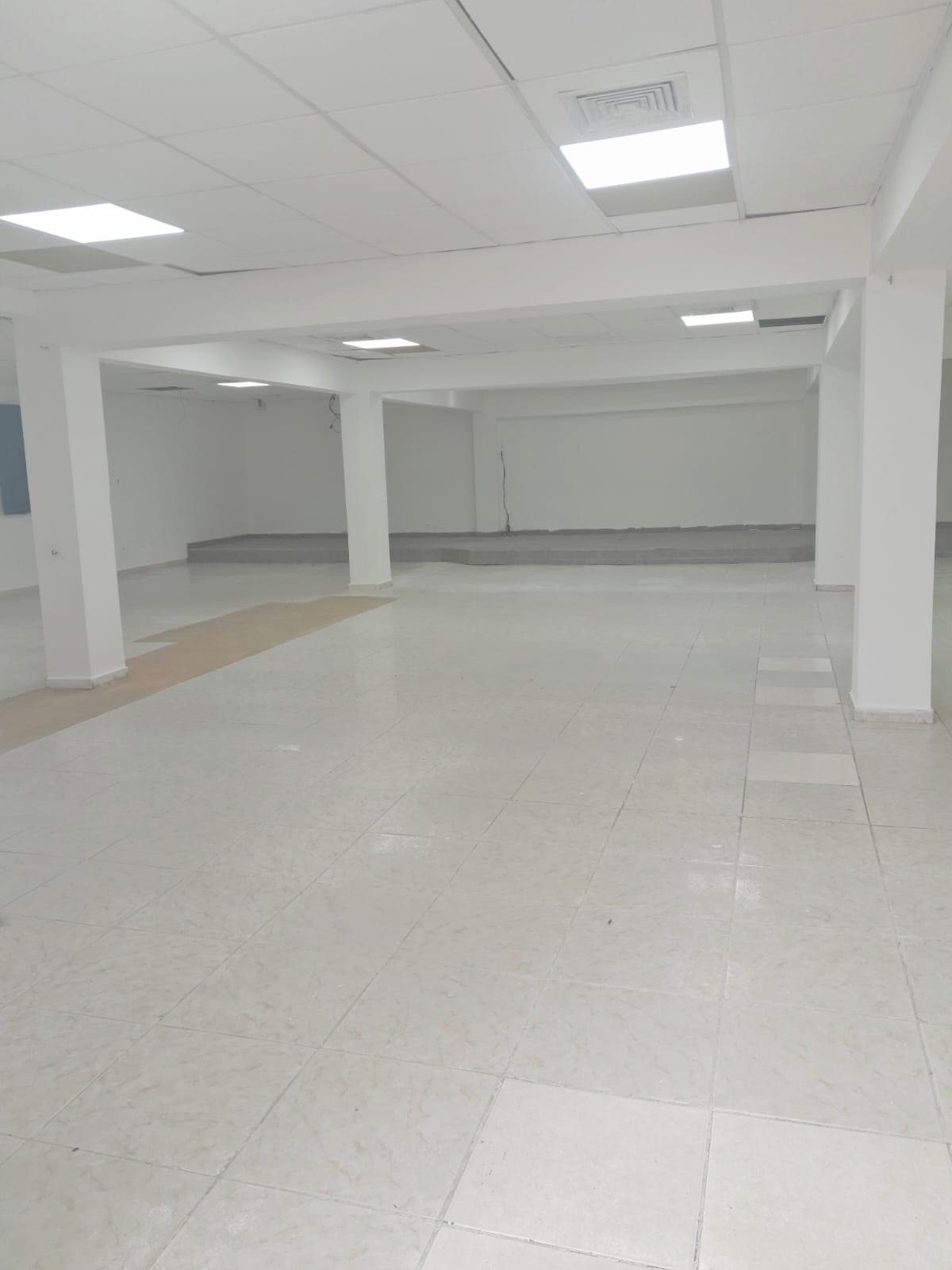 oficinas y locales comerciales - Local céntrico en Evaristo  4