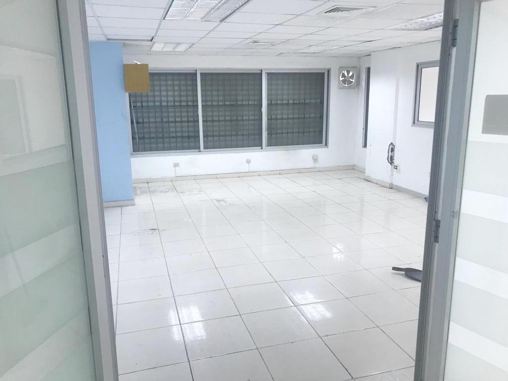 oficinas y locales comerciales - Local céntrico en Primer nivel  3