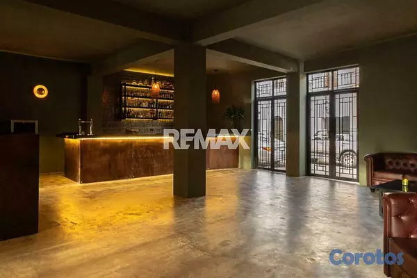 oficinas y locales comerciales - Local Comercial en ZONA COLONIAL 8