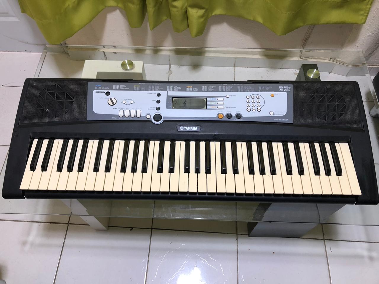 instrumentos musicales - Piano Yamaha PSR E213, de 5 Octavas Usado Totalmente Funcional
