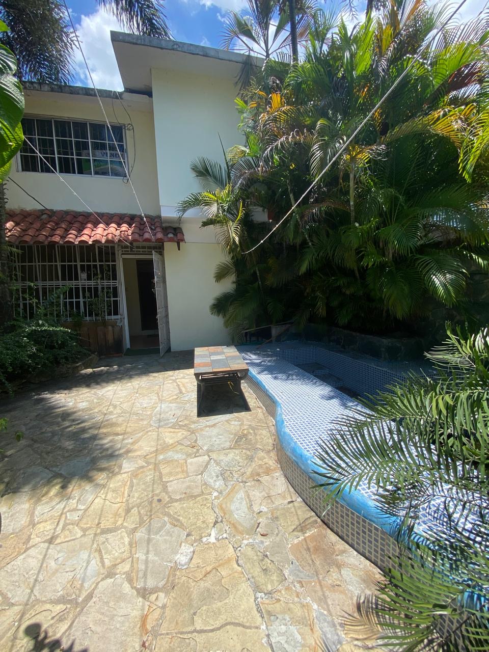 casas - Casa de dos niveles con una excelente ubicacion en 2