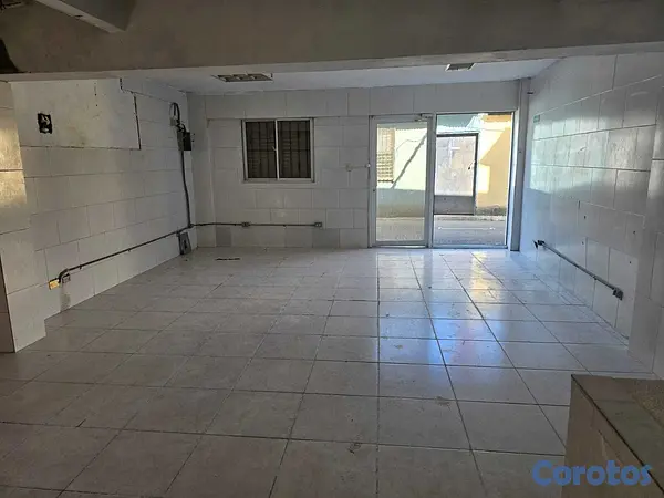 oficinas y locales comerciales - Local, amplio salón con baño dentro.  A 5 metros d 2