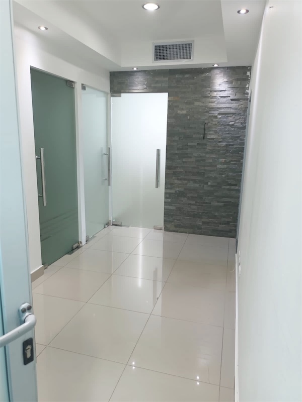oficinas y locales comerciales - Local para oficina en los prados  7