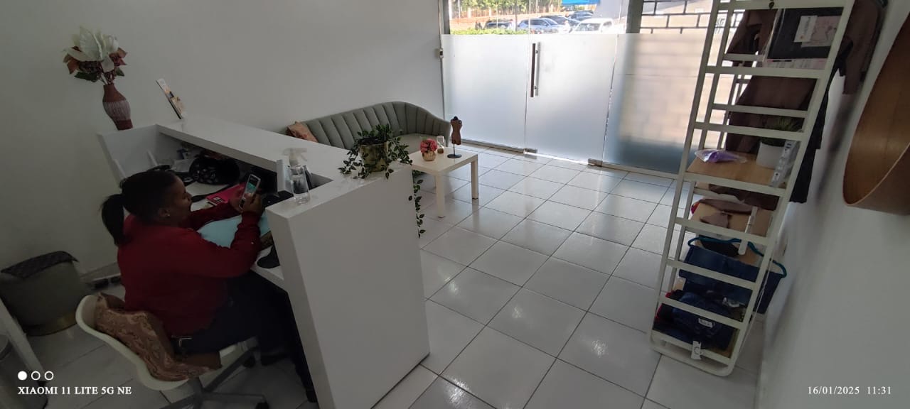 oficinas y locales comerciales - VENDO LOCAL EN PLAZA  COMERCIAL  EN EL  VERGEL  U$ 1