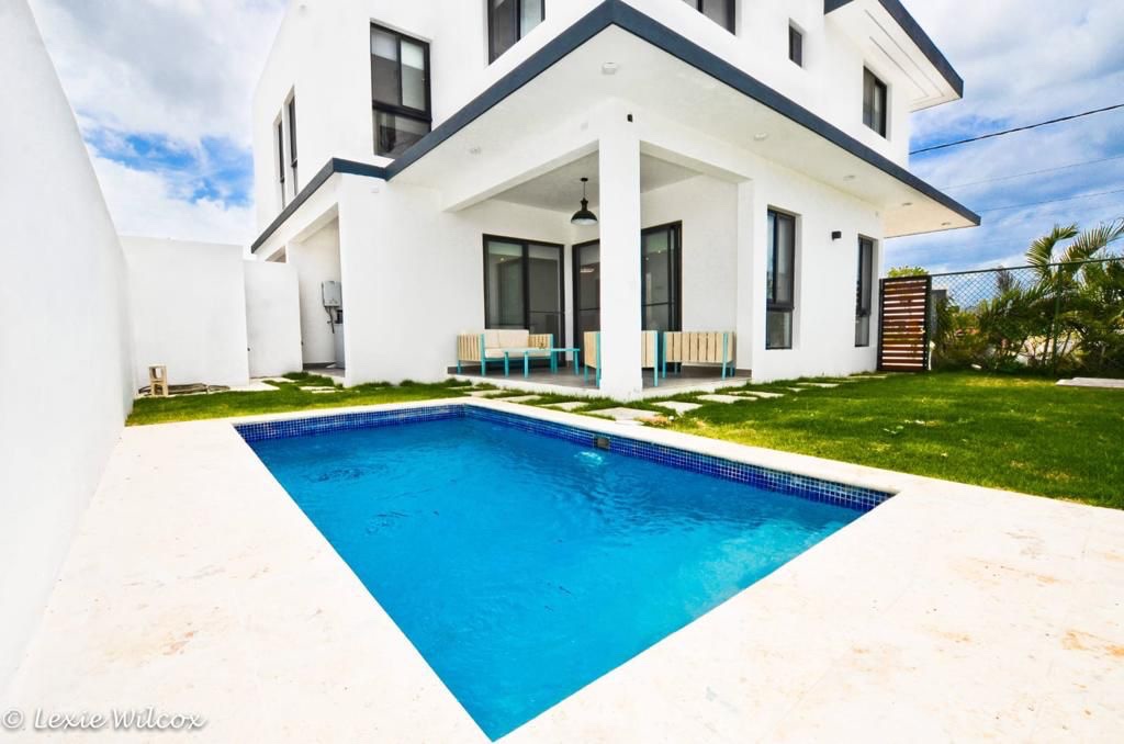 casas - Venta de Villa en punta cana con piscina zona turística República Dominicana  1