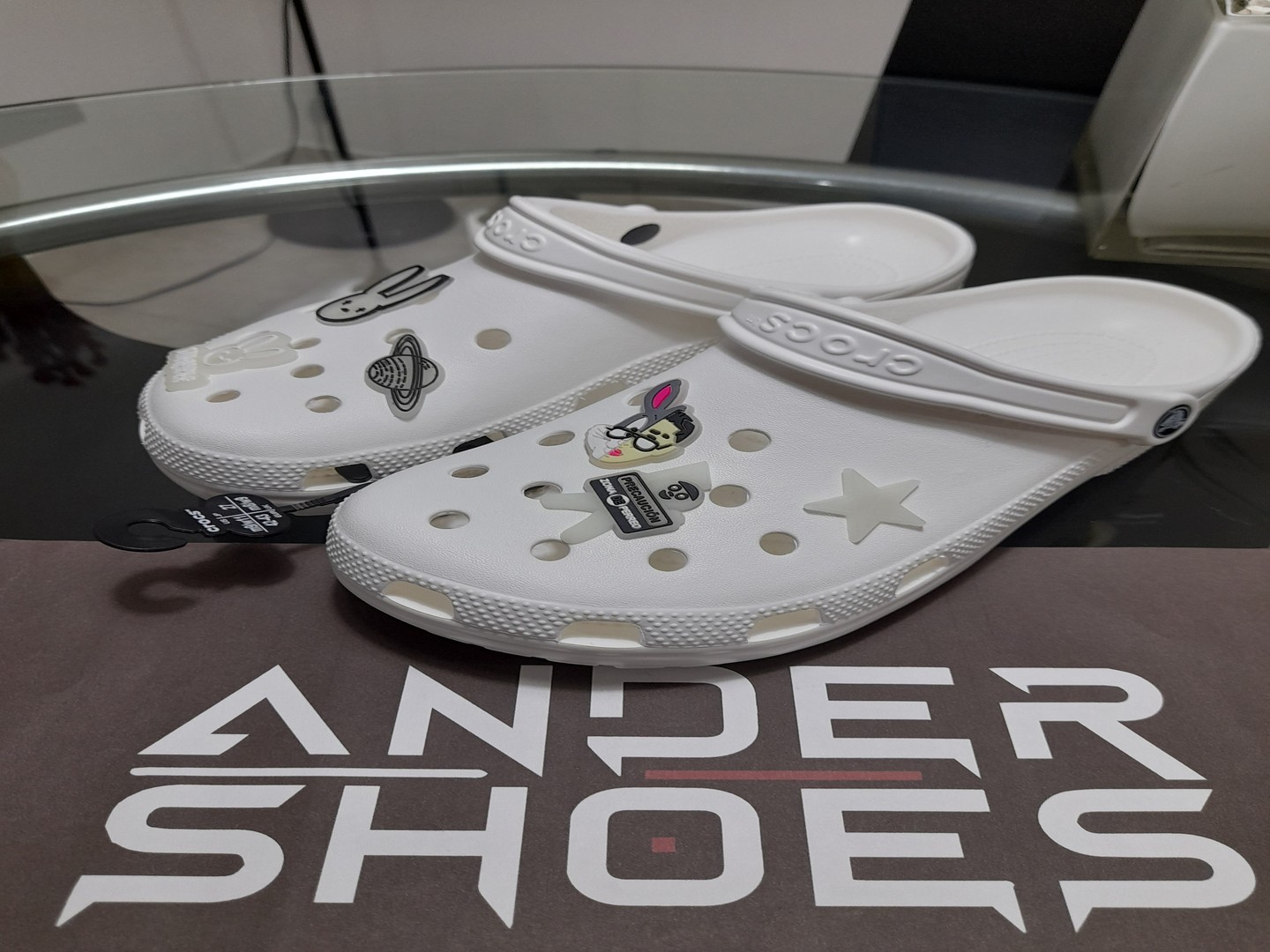zapatos unisex - Sandalias Crocs  y gran variedad de pin disponibles 