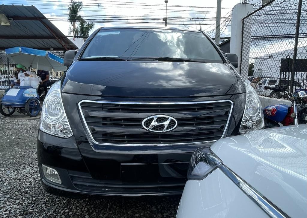 jeepetas y camionetas - HYUNDAI GRAND STAREX 2017 NEGRA 0
