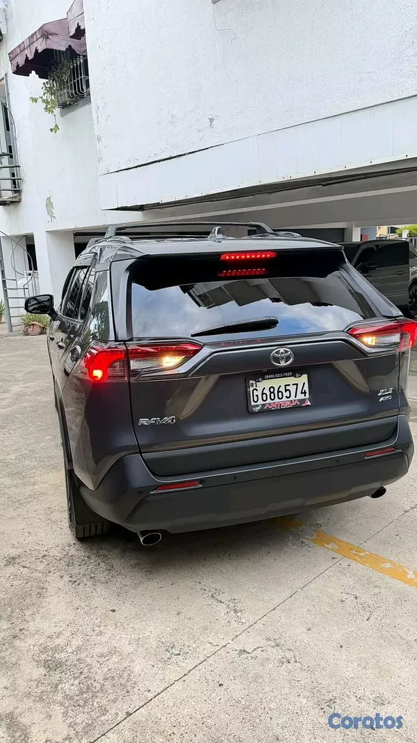 jeepetas y camionetas - Toyota rav4 2019 xle clean carfax  3