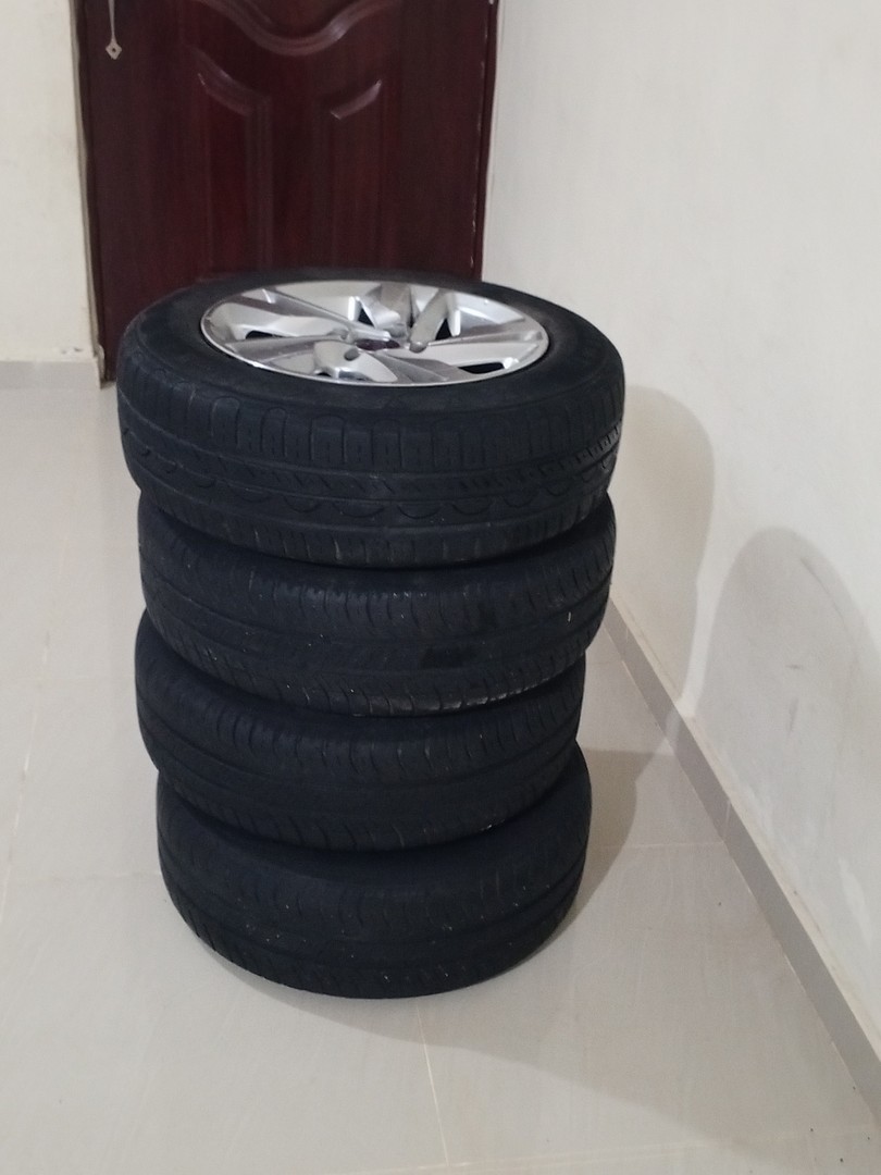 accesorios para vehiculos - Aros 14 de 4 hoyos , con gomas incluidas 175/65 R14 