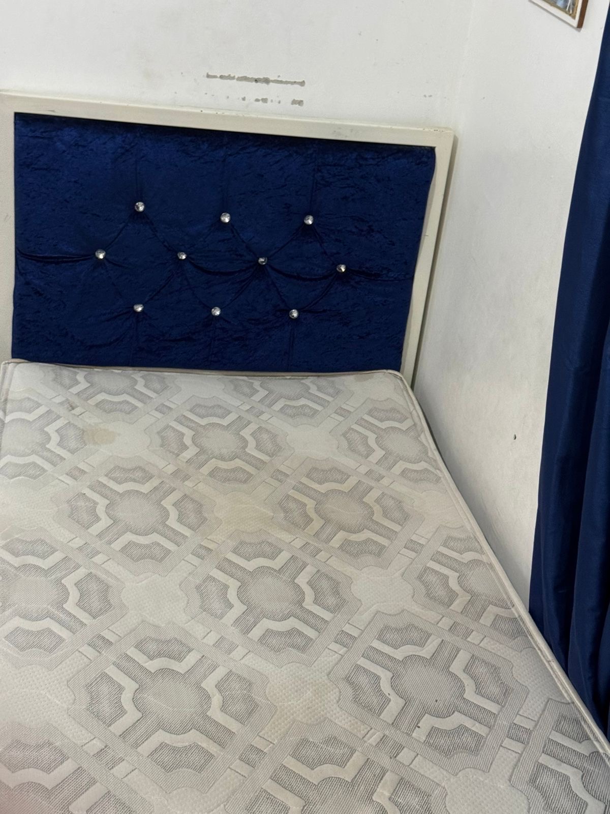 muebles y colchones - 2 Camas  twins con base de hierro 8