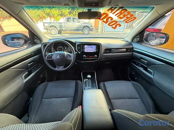 jeepetas y camionetas - Mitsubishi Outlander SE 2020 9