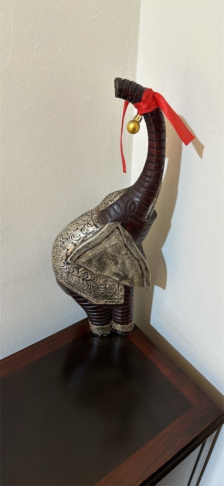 decoración y accesorios - Elefante en escultura de madera antigua, dimensiones “20” de altura por “5” 