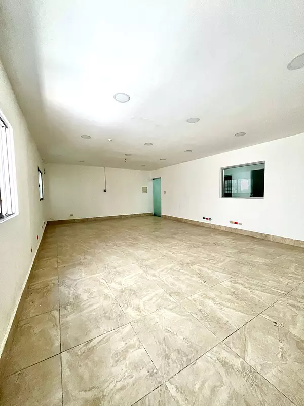 oficinas y locales comerciales - Alquilo local en Zona Universitaria 1er piso  4