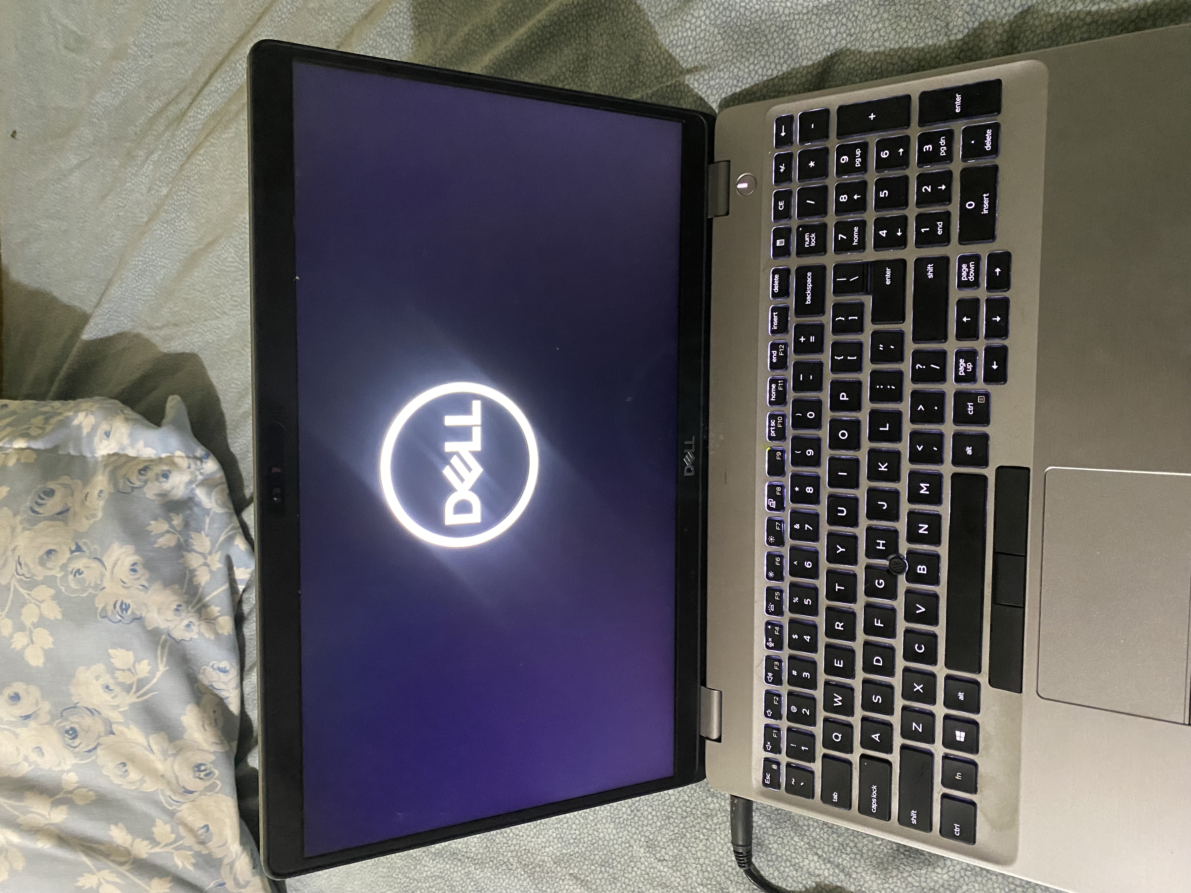 computadoras y laptops - Computadora como nueva solo 1 mes de uso  2