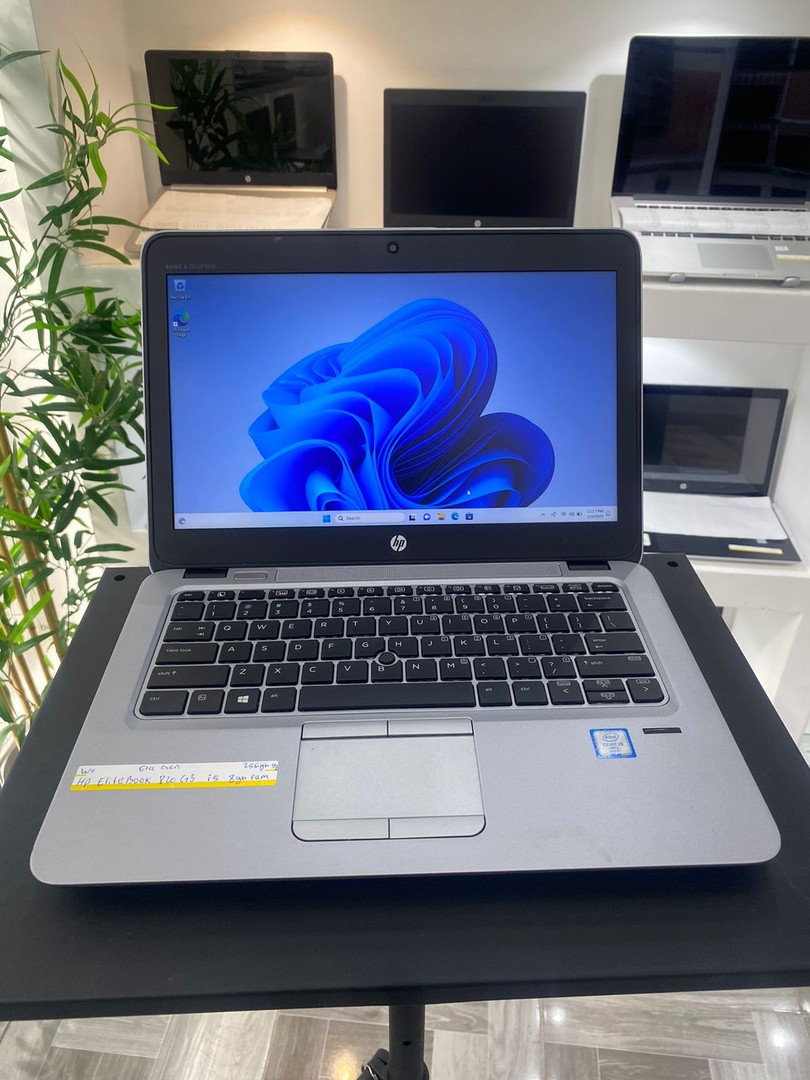 computadoras y laptops - Laptop HP Elitebook 820 G3 i5 6ta gen 8GB RAM 256GB SSD Windows 11 instalado 