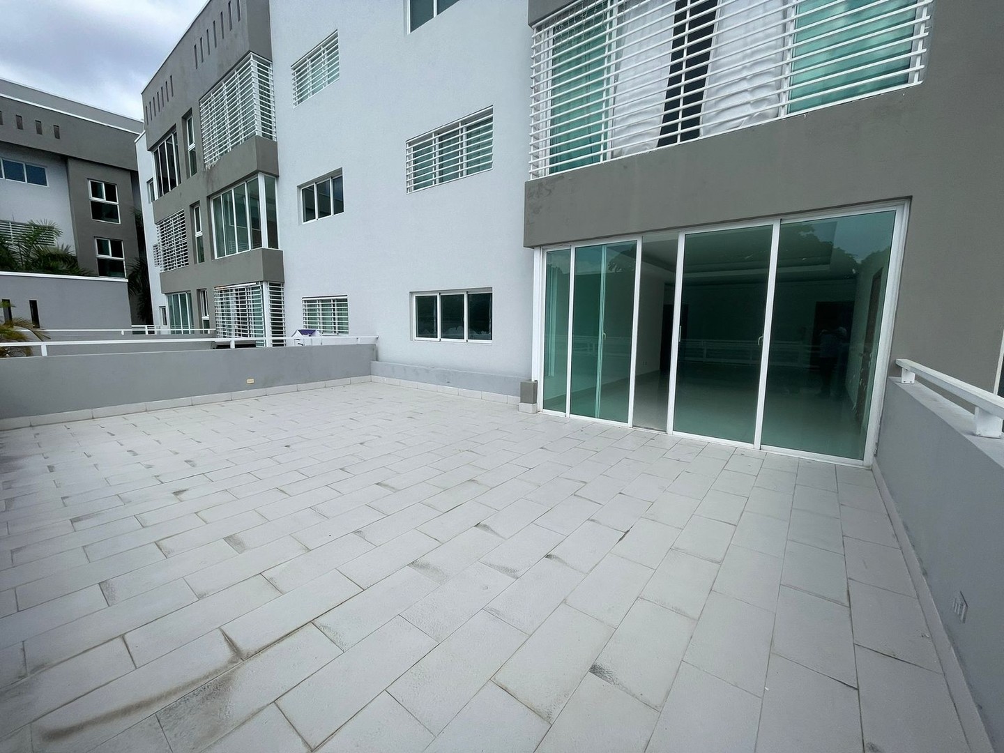 apartamentos - Moderno y Amplio Apartamento en Los Prados
3 Habitaciones, Principal con Baño y  1