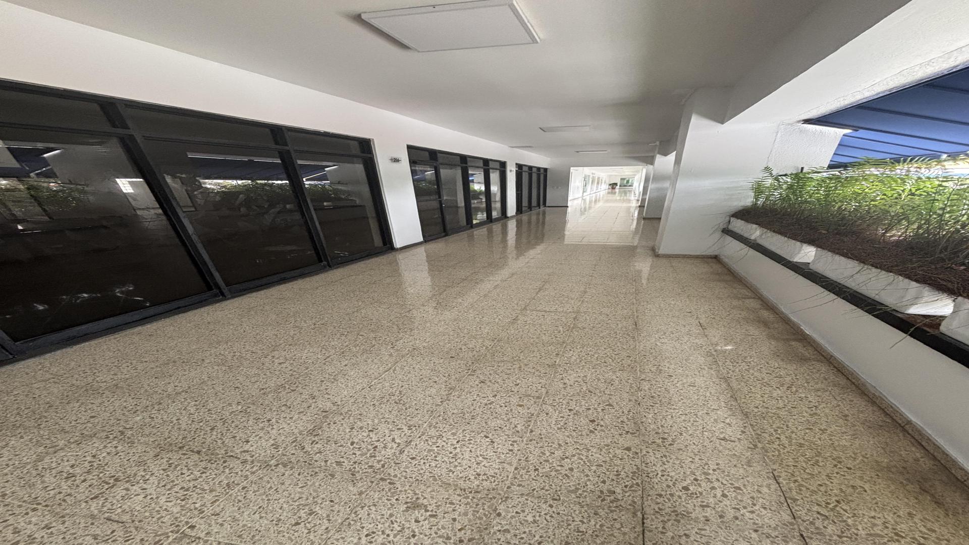 oficinas y locales comerciales - Alquiler Local Comercial Naco 2do piso 228Mts 5