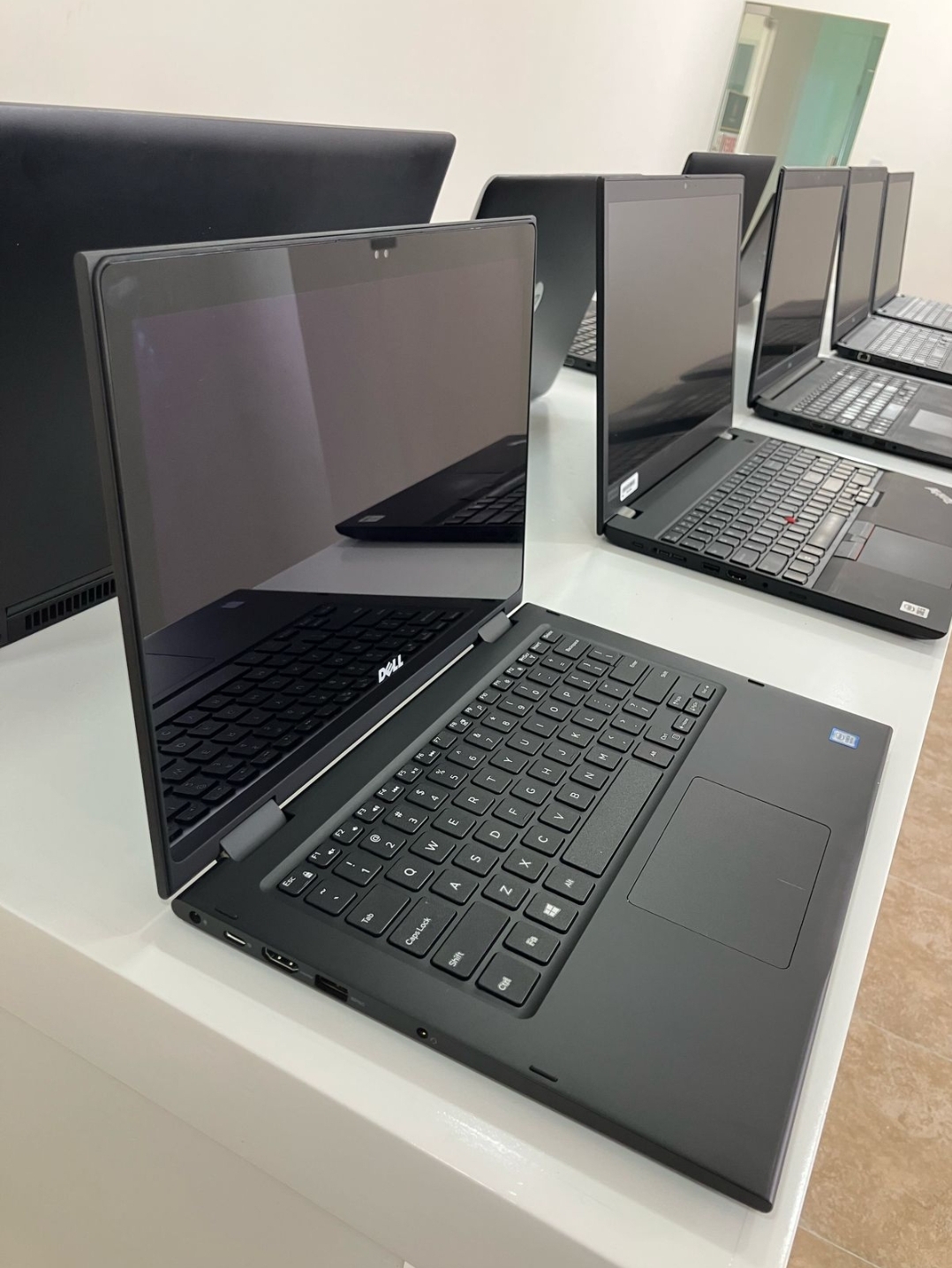 computadoras y laptops - lapto dell latitude 3390 2 en 1 pantalla touch 1