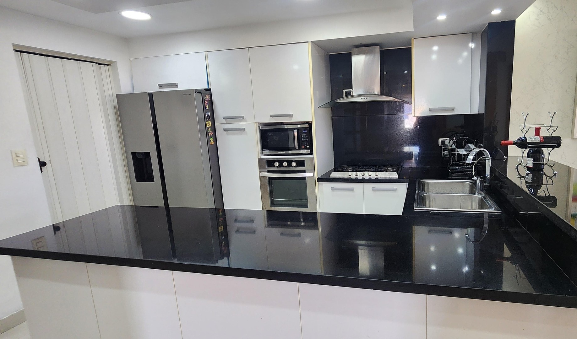 apartamentos - SE VENDE

Apartamento en 8vo piso con hermosa vista. En Av. Lope de Vega, Arroyo 5