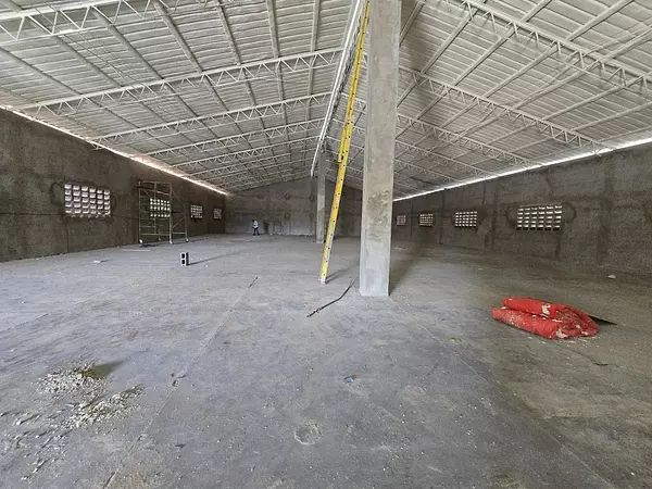 oficinas y locales comerciales - Alquilo Nave 800 Mts en Av. Independencia 3