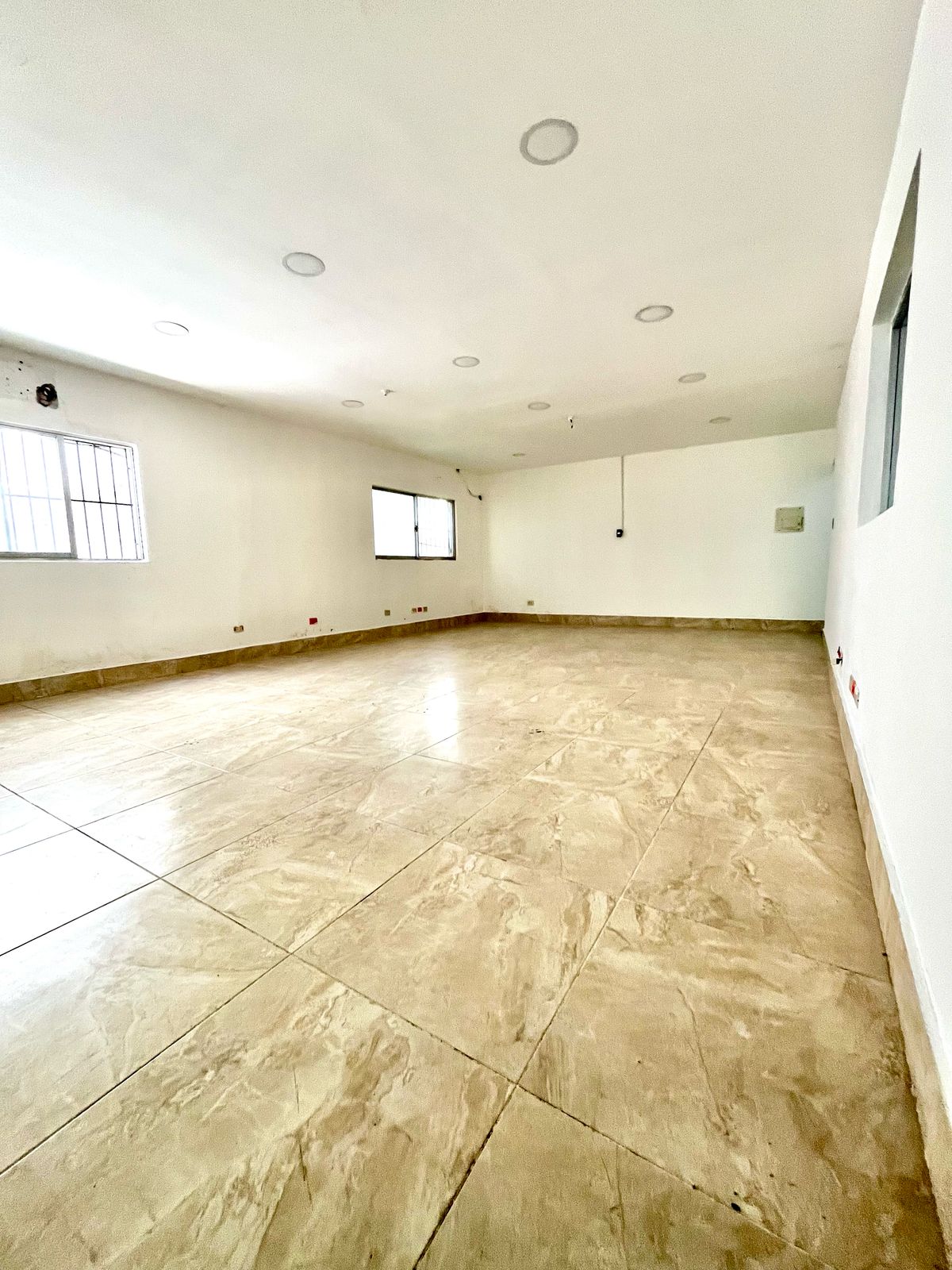 oficinas y locales comerciales - Alquilo local en Zona Universitaria 1er piso  4