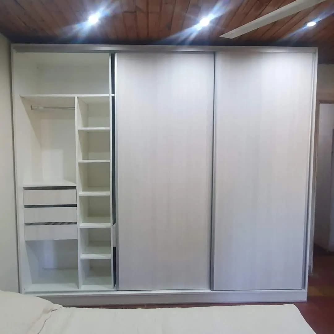 muebles y colchones - Closet moderno para espacio pequeño 