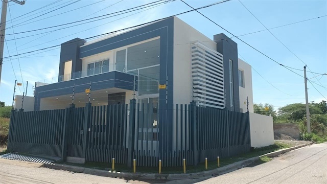 casas - Moderna casa de dos niveles Próximo a la universidad de la UASD.