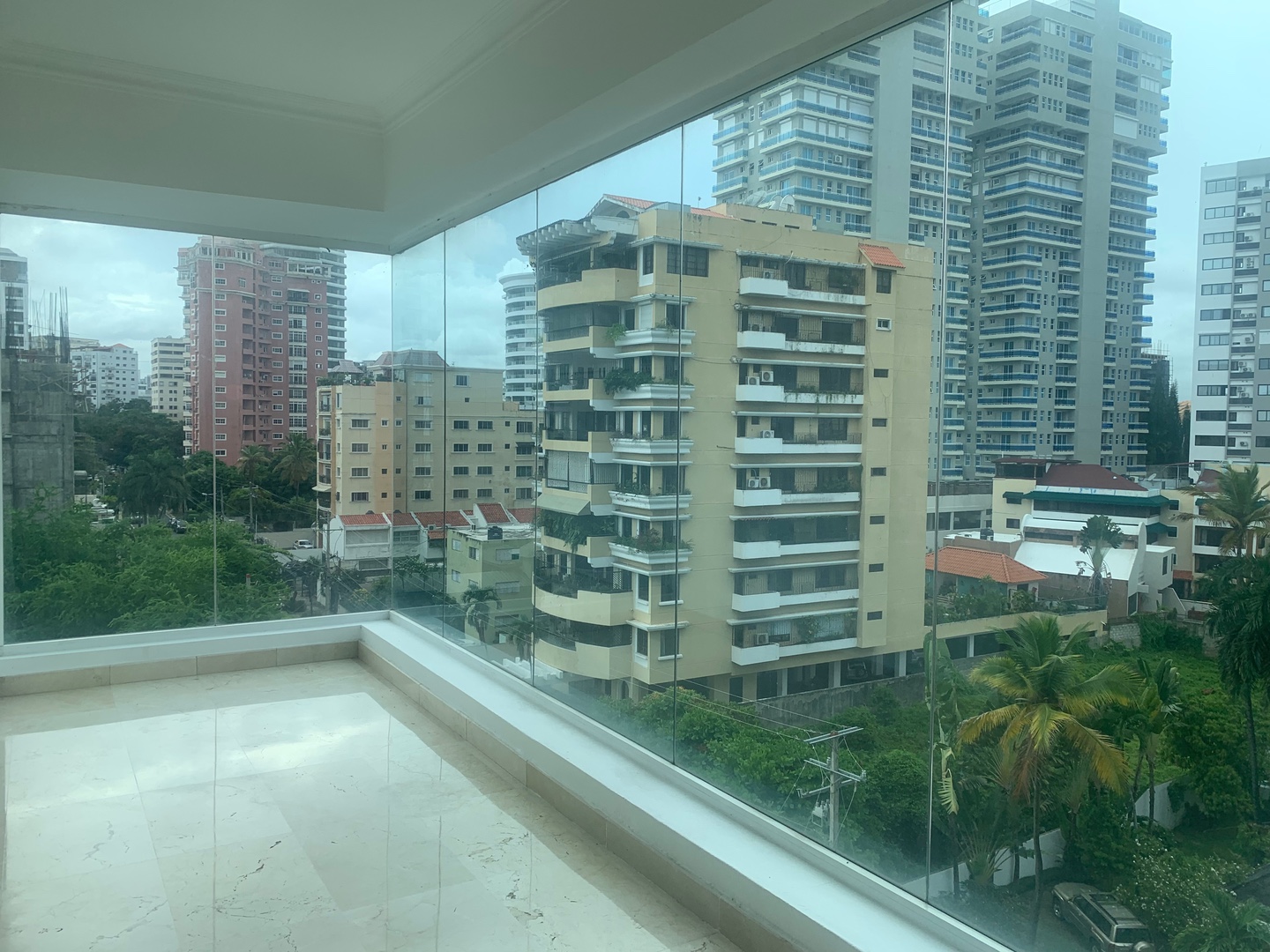 apartamentos - Vendo apto en la esperilla 
335. Mts. 
Piso 6 
3 habitación 
3.5 baños 
Us$ 355