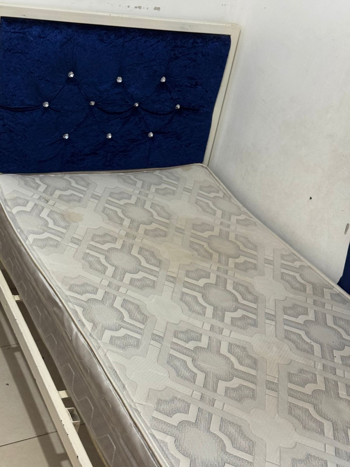 muebles y colchones - 2 Camas  twins con base de hierro 10