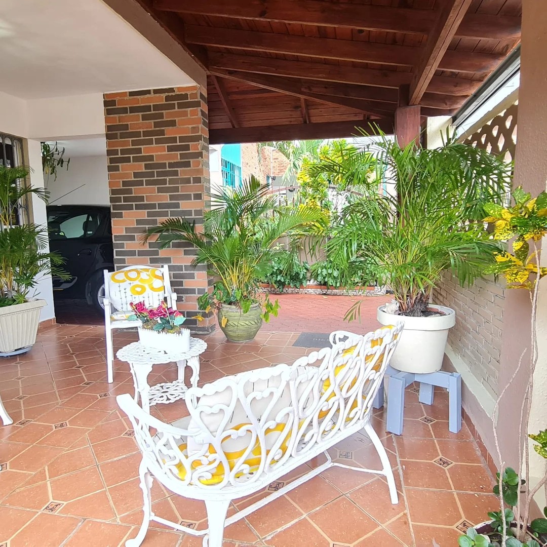 apartamentos - Km 10 de la independencia, Sector velazcasas.

Casa de dos niveles  8