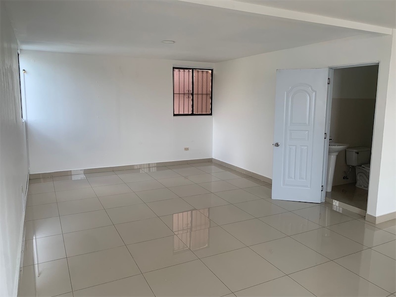 oficinas y locales comerciales - Amplia propiedad esquinera 1