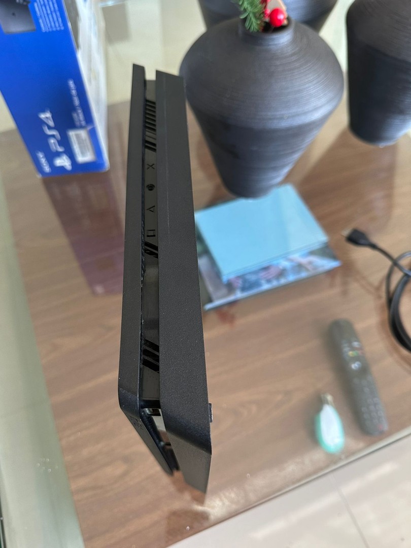 consolas y videojuegos - Vendo PS4 Slim, 1000GB sin control