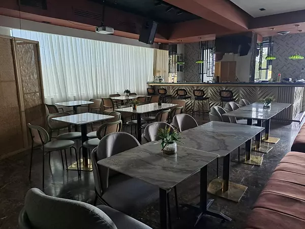 oficinas y locales comerciales - local  2do piso con terraza 117 mts en los prados 1