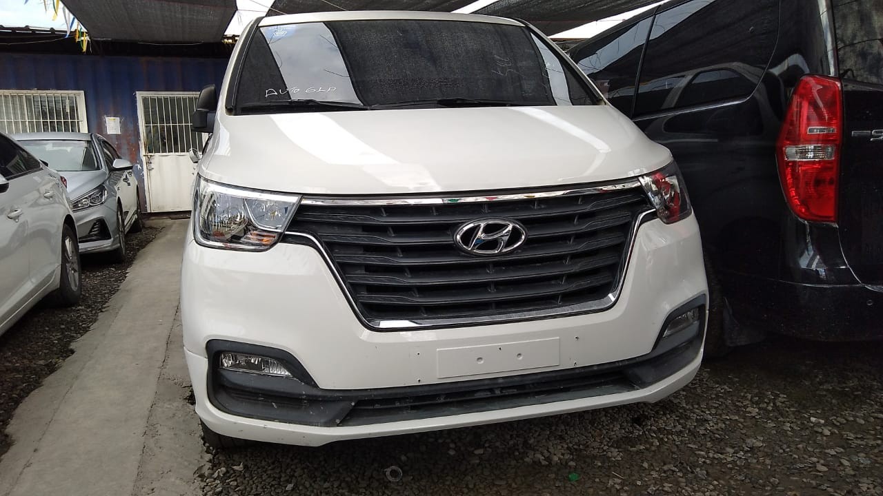 jeepetas y camionetas - HYUNDAI GRAND STAREX 2020 BLANCA 2