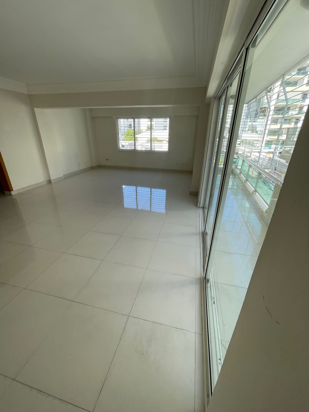 apartamentos - VENDO AMPLIO APARTAMENTO EN 3ER NIVEL 