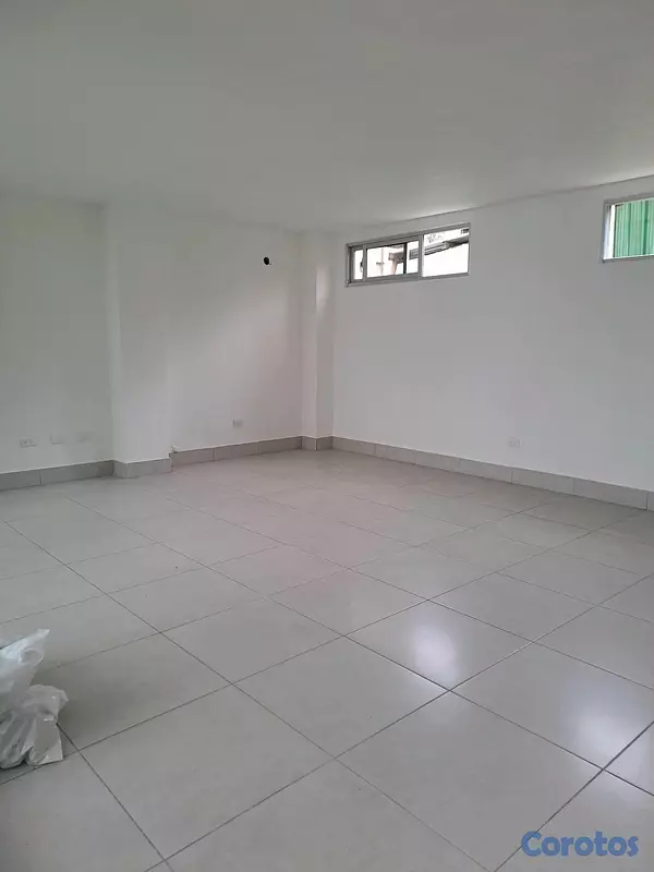 oficinas y locales comerciales - alquilo local 33 mts  2do piso en los prados  4