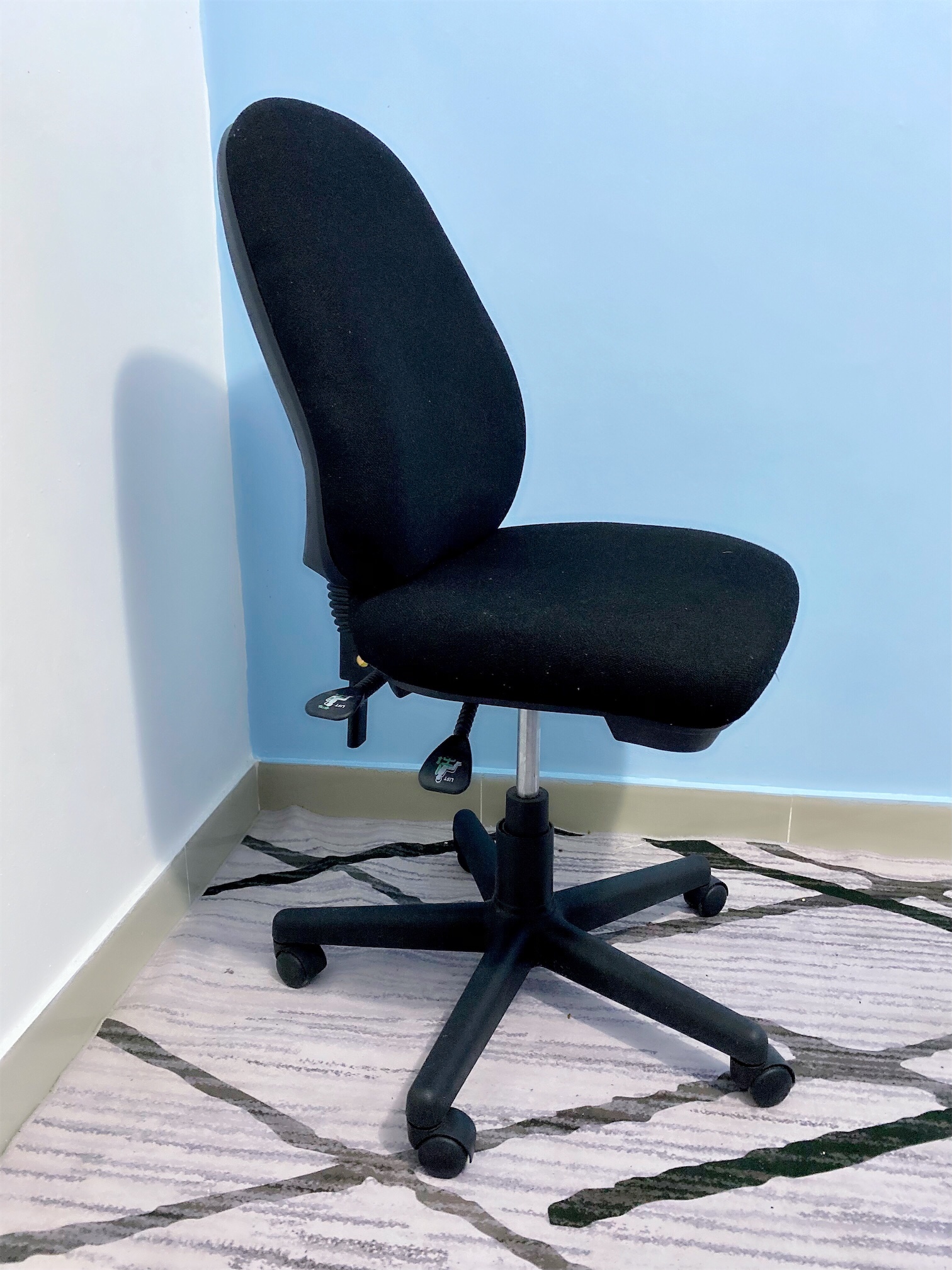 articulos de oficina - Vendo silla de escritorio confortable y a bajo costo.