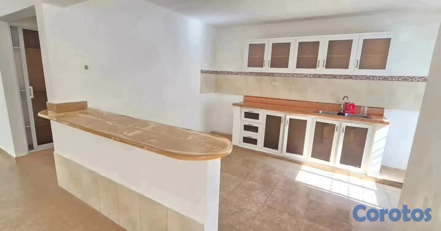 casas - rento casa en la calle francisco próximo a la HATUEY  10