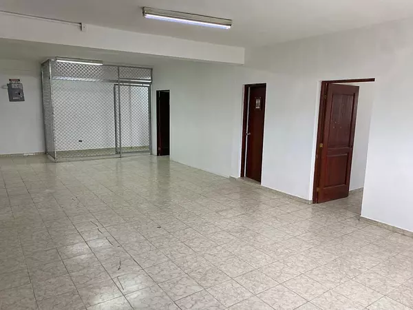 oficinas y locales comerciales - Se alquila local para estación de gas en Las Americas con oficinas 6